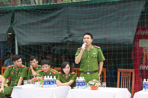 Đồng chí Đại úy Lê Văn Tư, Phó Trưởng phòng QLHV, Bí thư Đoàn thanh niên Học viện phát biểu động viên, khuyến khích các đội bóng